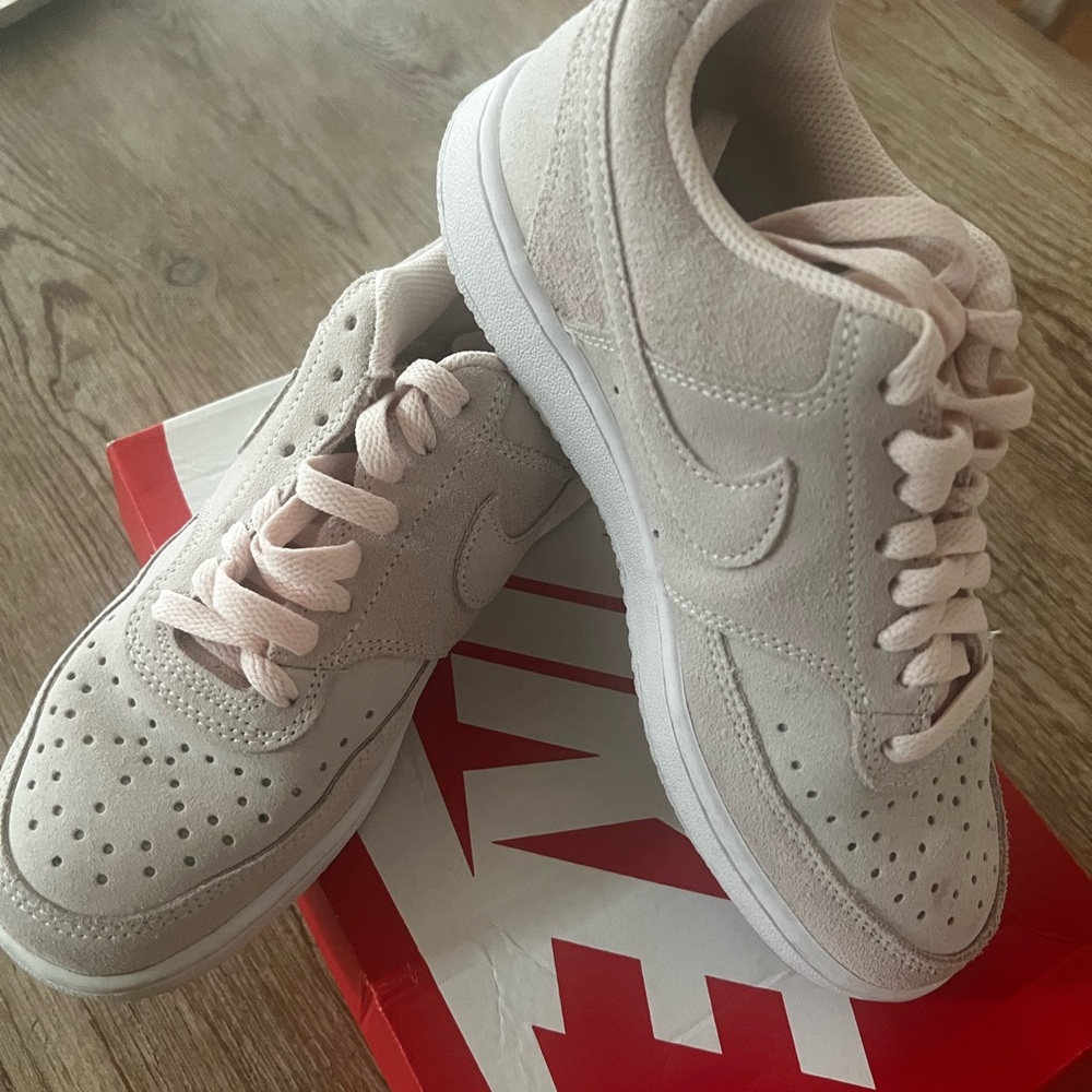 Nike Pink Sneakers Classic Design